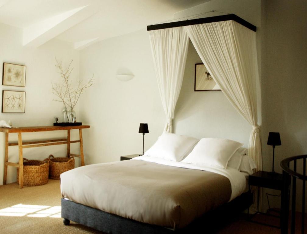 Monte Arena Bed & Breakfast Montaren-et-Saint-Médiers Exterior foto